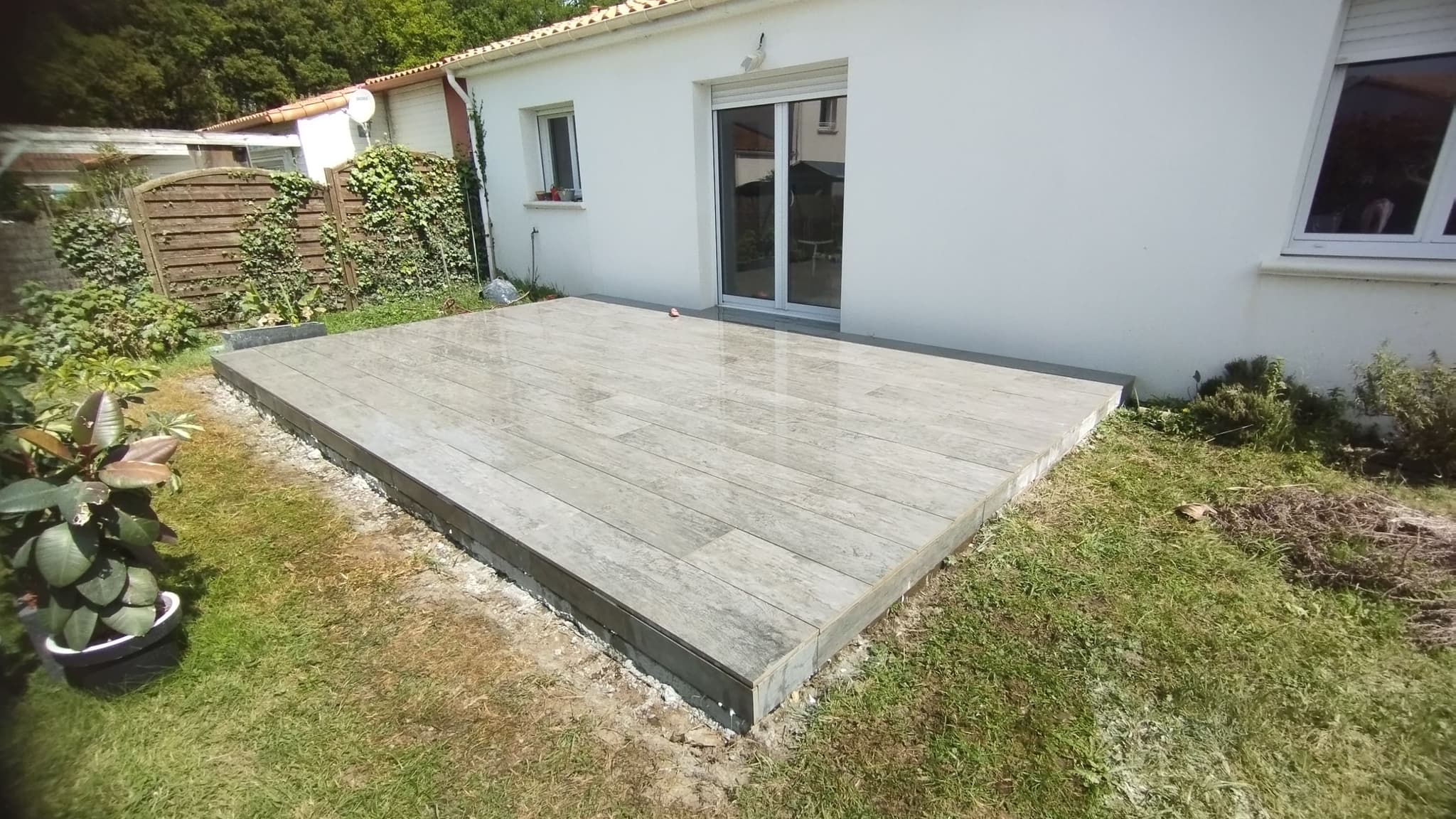 Terrasse en céramique extérieure aménagée par Permapaysage